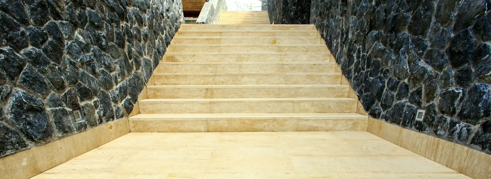 kremowe kamienne schody